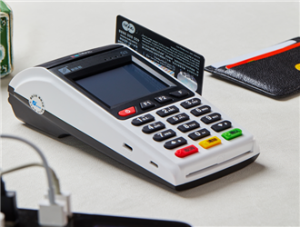 立刷pos机如何插卡？